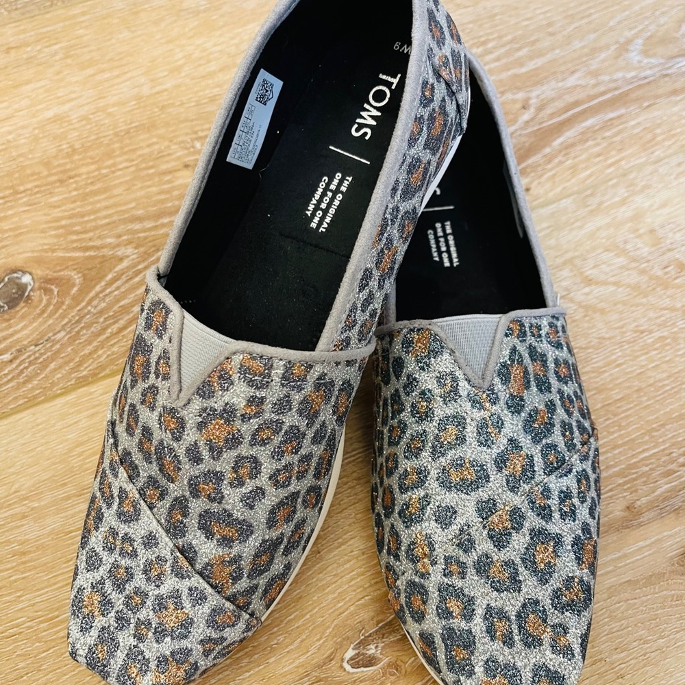 Tom’s Silver Glitter Cheetah Print shoes
